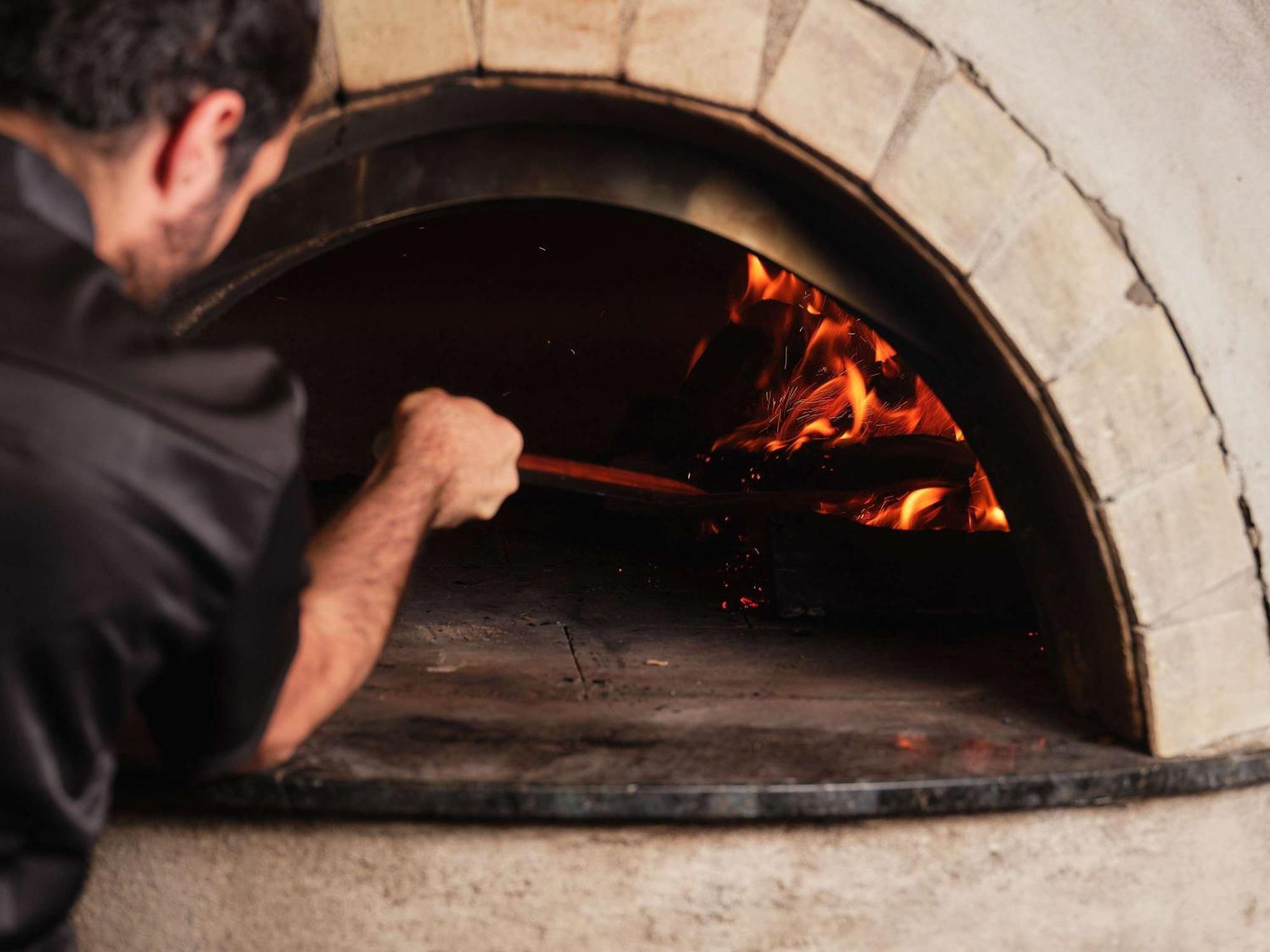 Peppers Marysville Exterior photo Wood-burning oven