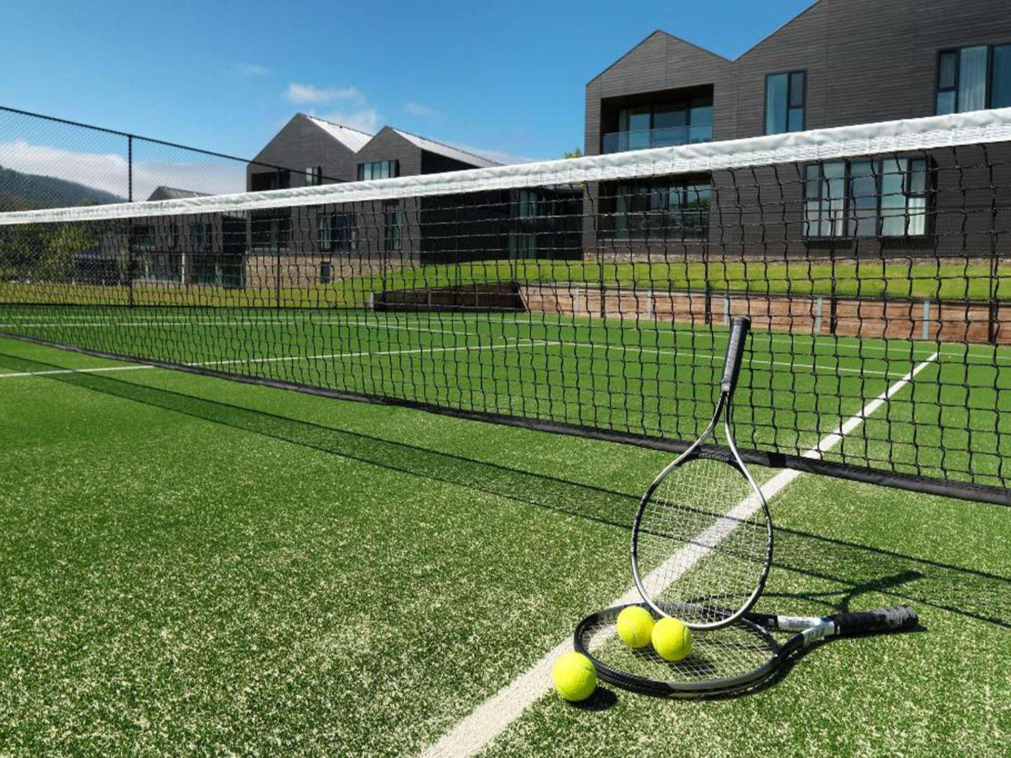 Peppers Marysville Exterior photo Tennis balls and racket on a tennis court