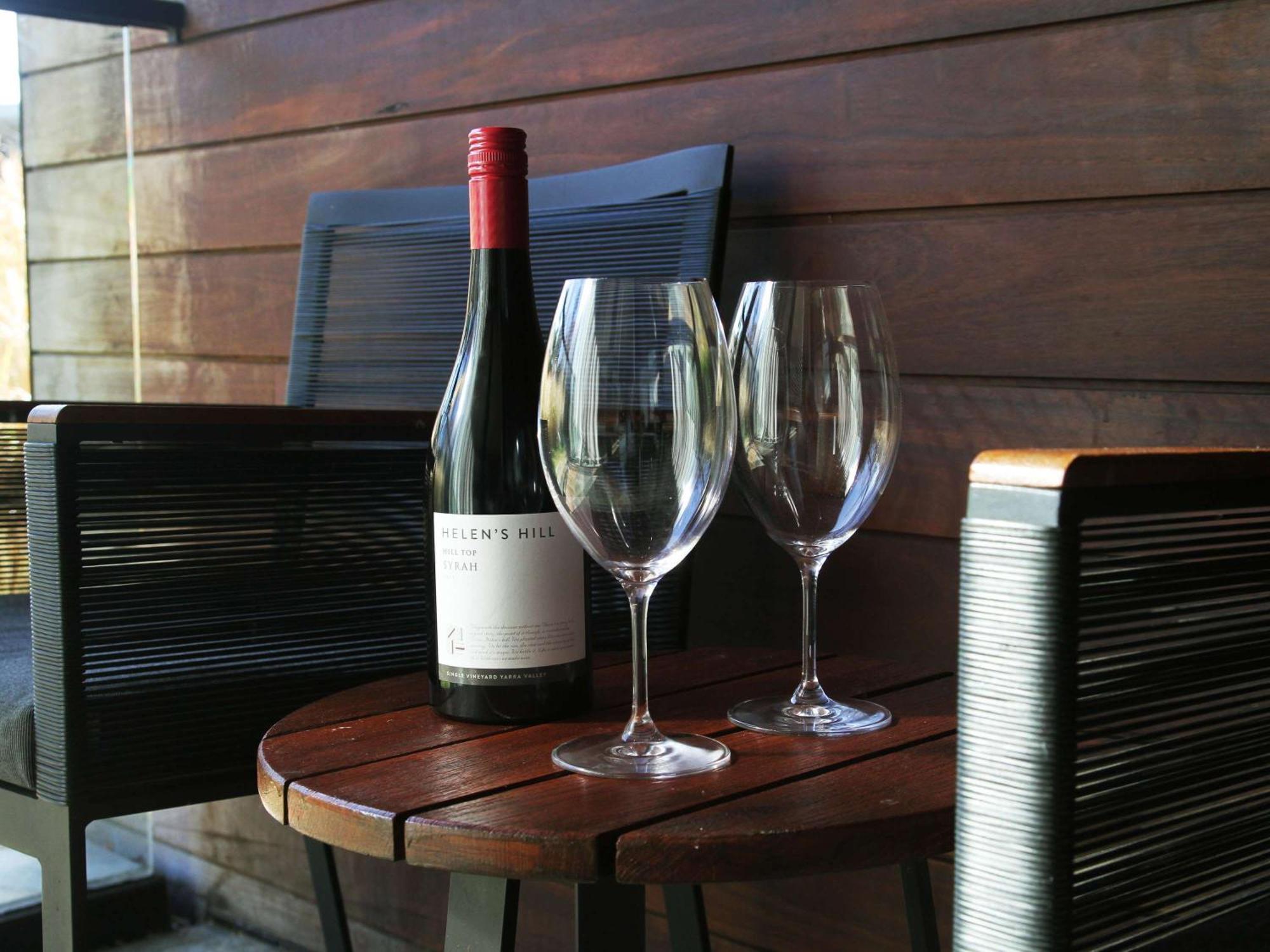 Peppers Marysville Exterior photo A bottle of wine and two wine glasses