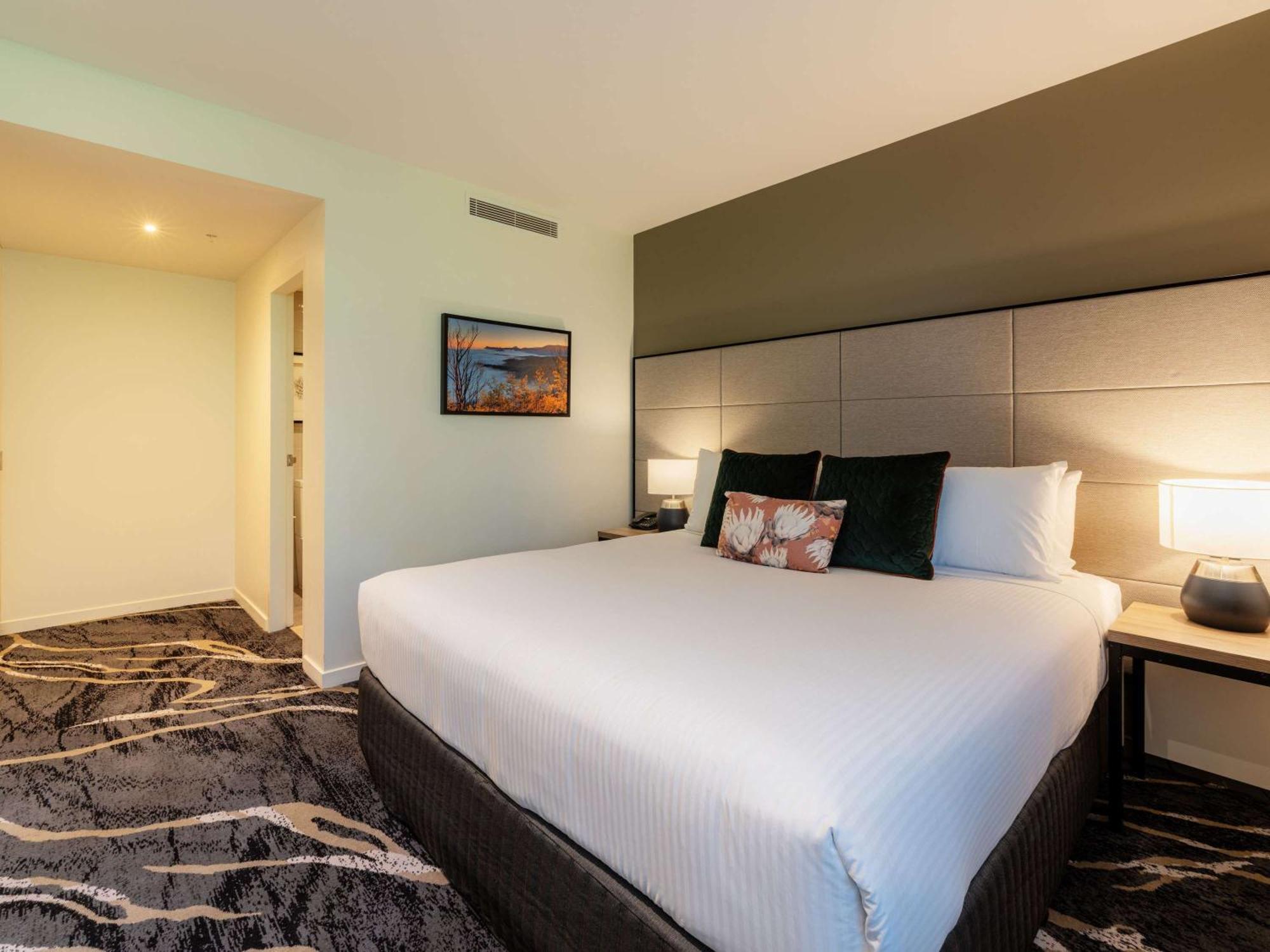 Peppers Marysville Exterior photo A room at the Crowne Plaza Hotel in Adelaide, Australia